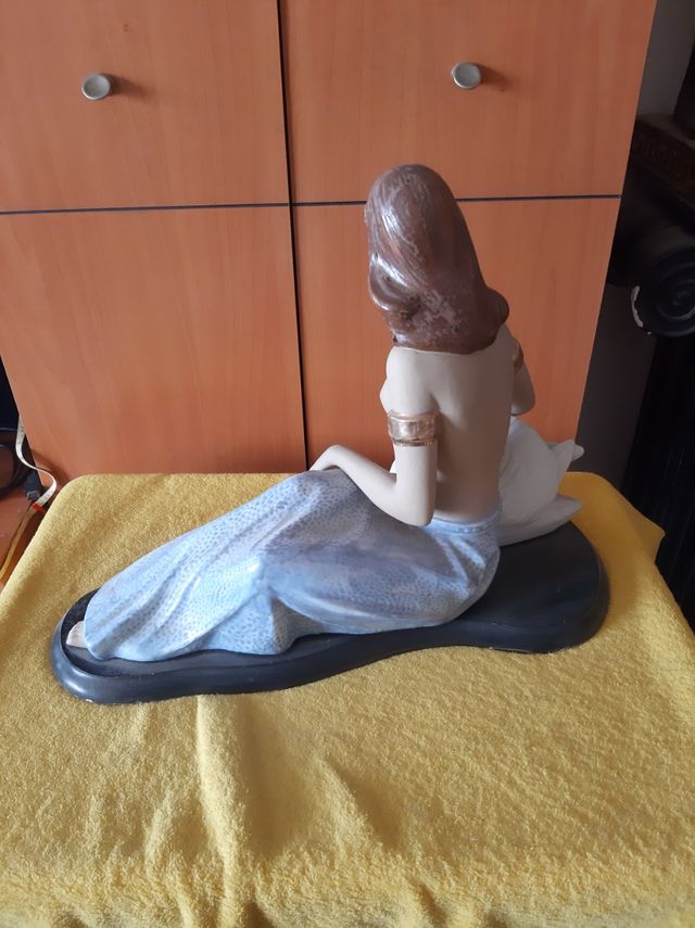 Figura egipcia con cisne en porcelana