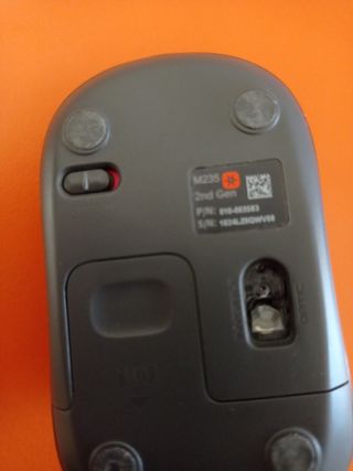 Ratón Logitech inalámbrico gris