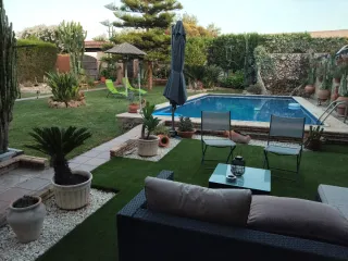 Alquiler de piscina con zona de césped