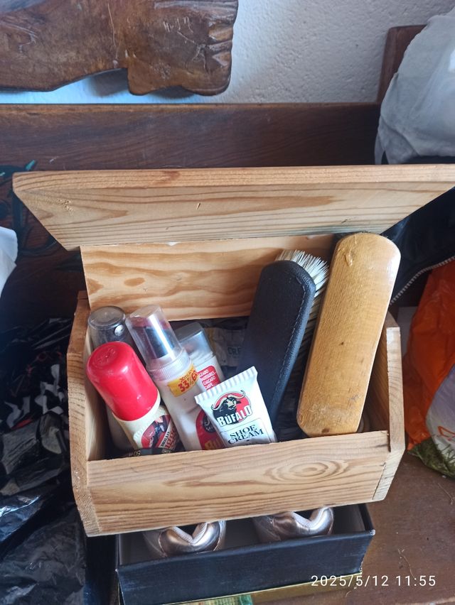 Cajón de madera . De limpia botas.Muy Original. Ba