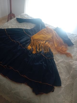 Traje de gitana y mantoncillo