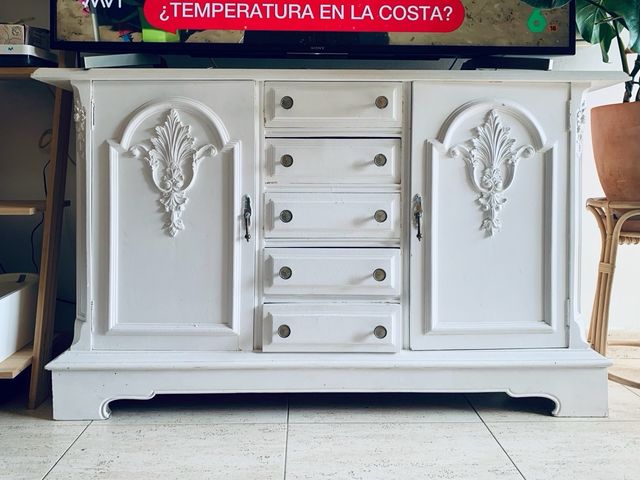 Mueble blanco clásico con relieves