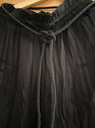 Pantalon ancho con mucha caida , con cinturon