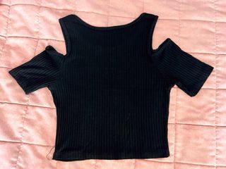Top nero spalla scoperta