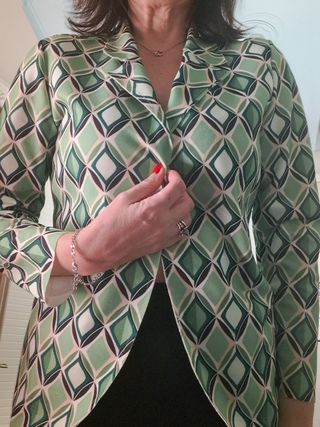 Giacca verde con disegni geometrici