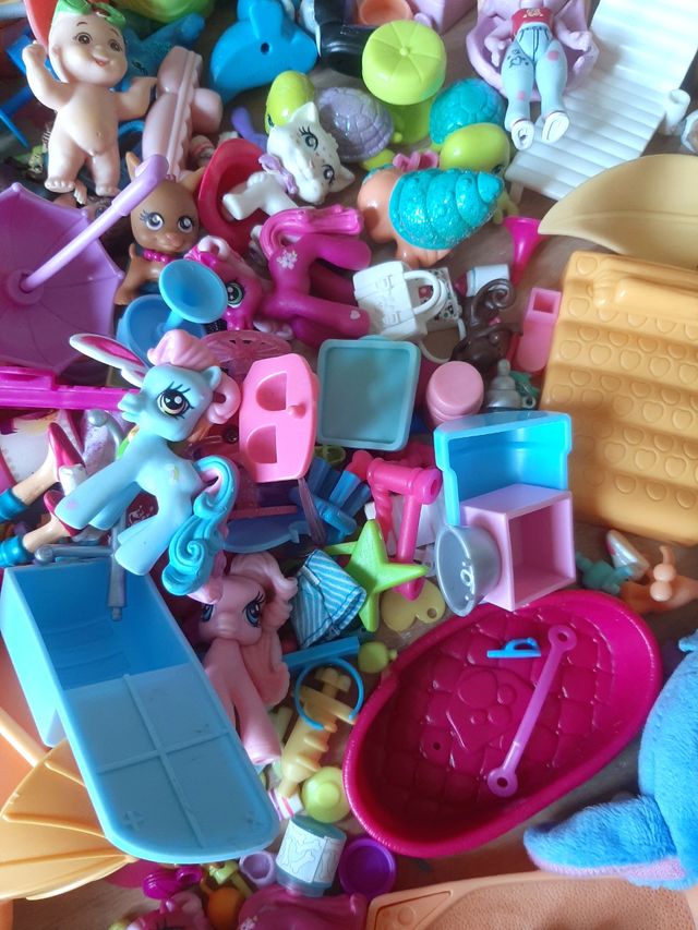 Giocattoli Polly Pocket, littlest petshop ecc.