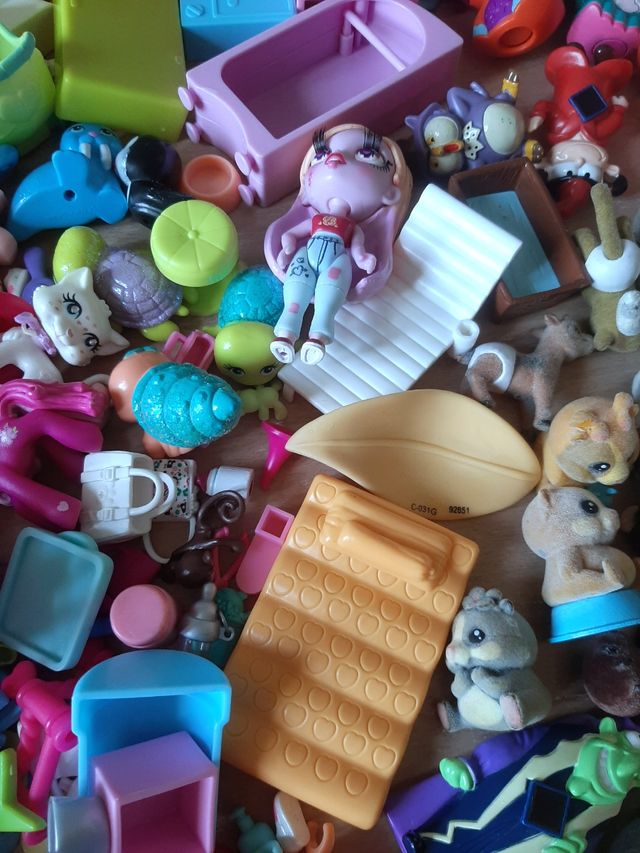 Giocattoli Polly Pocket, littlest petshop ecc.