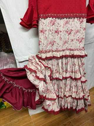 Traje gitana rojo y beige - Talla 36. Incluye flor