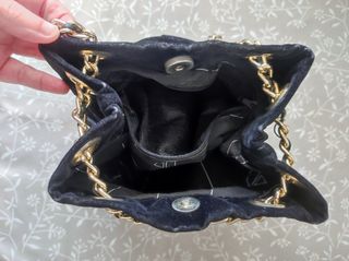 Bolso bombonera, negro terciopelo tachuelas