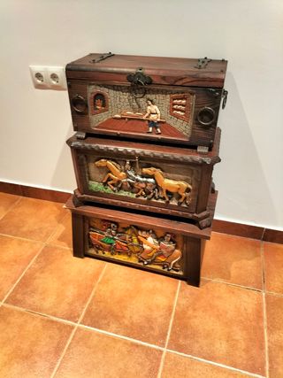 3 baúles madera tallados