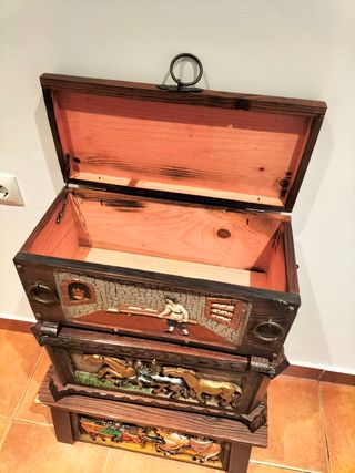 3 baúles madera tallados