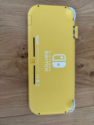 Nintendo Switch Lite gialla + 6 giochi
