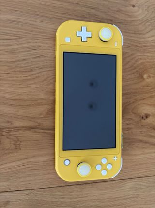 Nintendo Switch Lite gialla + 6 giochi