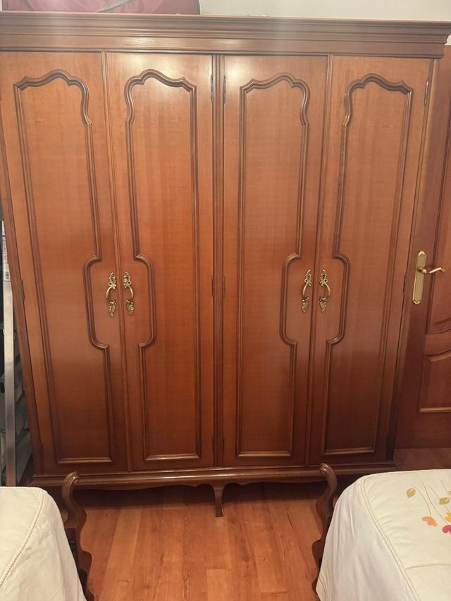 Armario de madera de 4 puertas