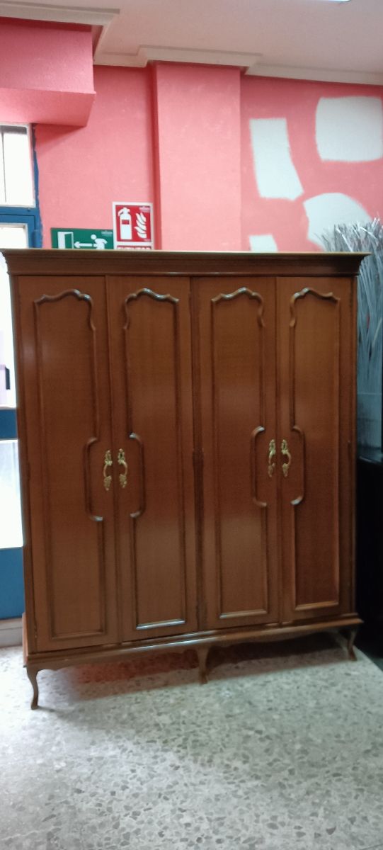 Armario de madera de 4 puertas