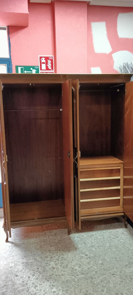 Armario de madera de 4 puertas