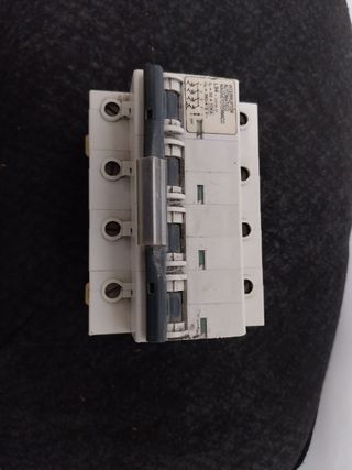 INTERRUPTOR AUTOMATICO MAGNETOTERMICO 50 A.