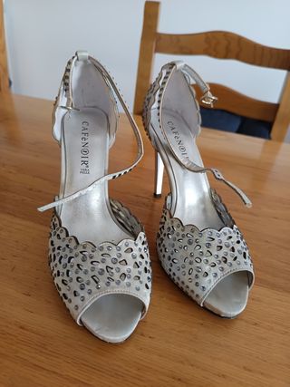 Sandali CafeNoir grigio con strass