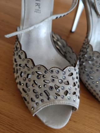 Sandali CafeNoir grigio con strass