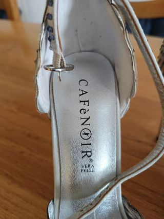 Sandali CafeNoir grigio con strass