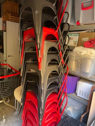 Sillas metálicas rojas y grises