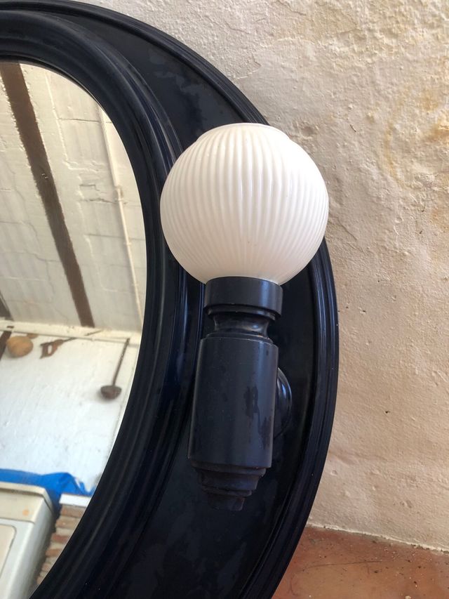 Espejo ovalado negro con 2 apliques