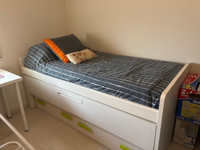 Letto a rotelle bianco con cassetti