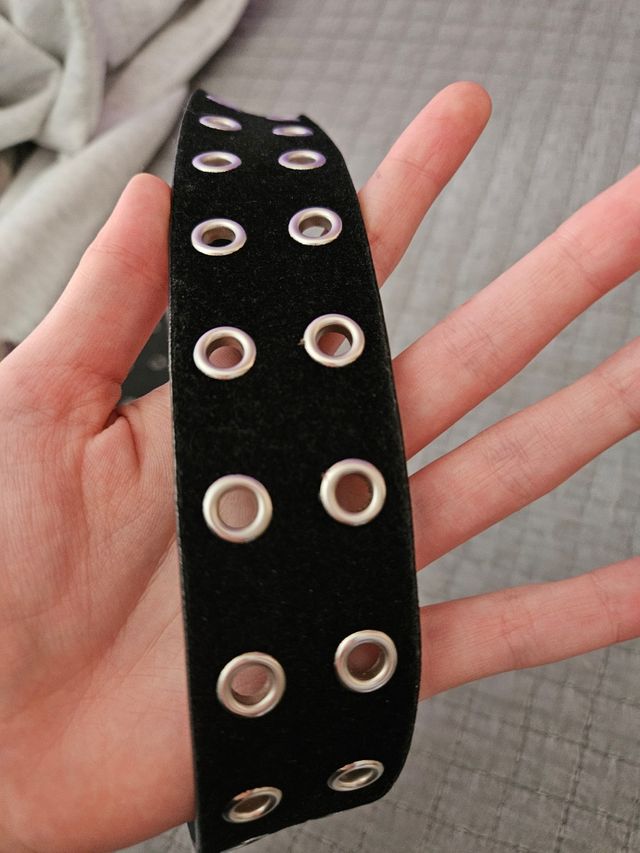 Cinturón negro con tachuelas