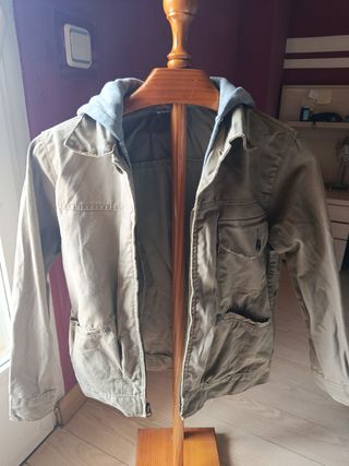 Chaqueta Levi's beige con capucha