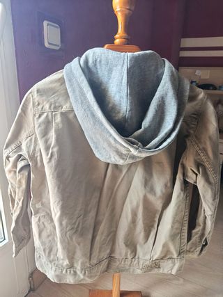 Chaqueta Levi's beige con capucha