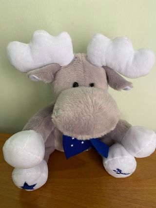 Peluche renna grigia con sciarpa blu