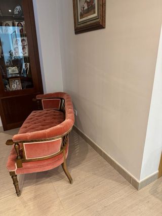 Sofá inglés antiguo rosa. Está muy nuevo y cuidado