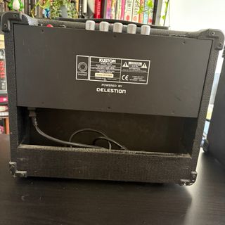 Amplificador de bajo Kustom KBA16