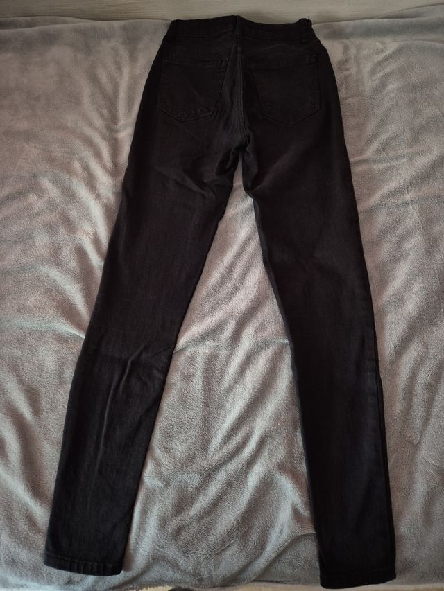 Pantalón pitillo negro