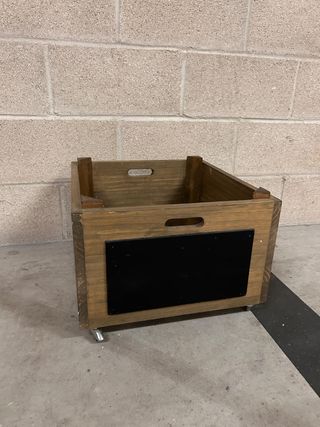 Caja de madera con  ruedas