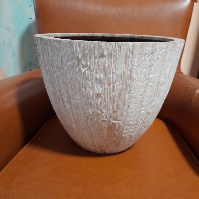 Fioriera bianca in materiale naturale