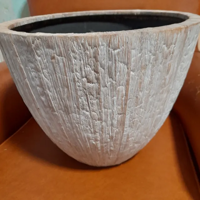 Fioriera bianca in materiale naturale