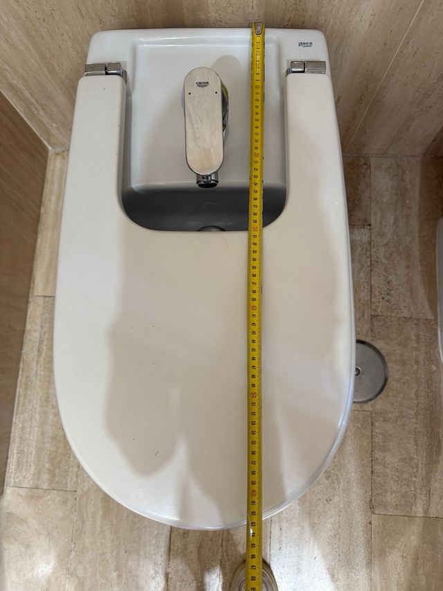 Bidé y grifo marca ROCA con tapa