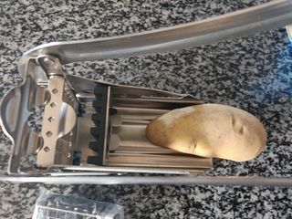 Cortador de patatas acero inoxidable, sin usar.