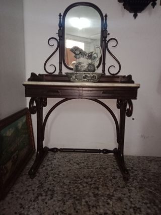 Lavabo antiguo con espejo finales del XIX.