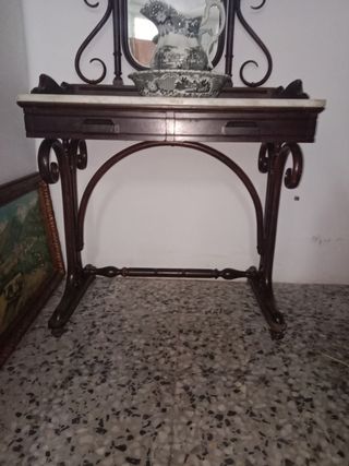 Lavabo antiguo con espejo finales del XIX.