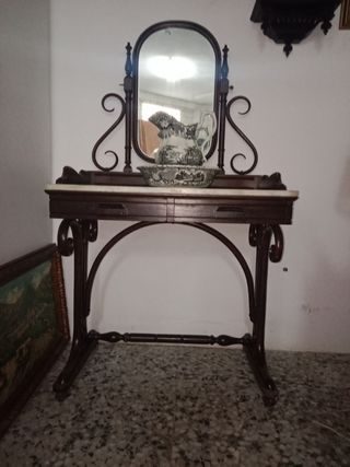 Lavabo antiguo con espejo finales del XIX.