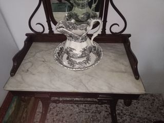 Lavabo antiguo con espejo finales del XIX.