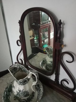Lavabo antiguo con espejo finales del XIX.