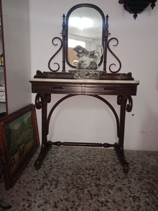 Lavabo antiguo con espejo finales del XIX.