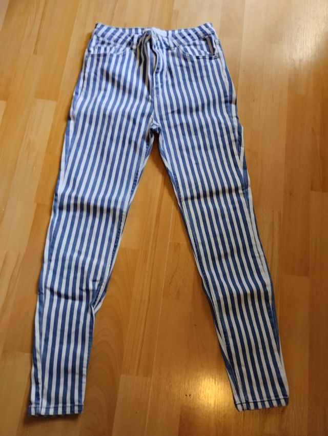 Jeans Stradivarius rayas azul-blanco, talla 28