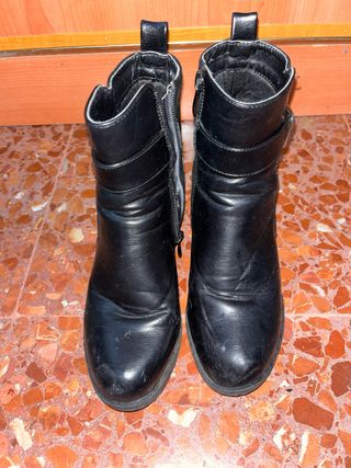 Botines negros con hebilla  Talla 38