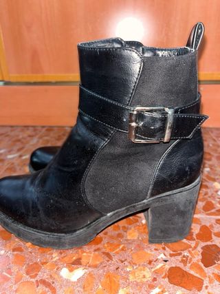 Botines negros con hebilla  Talla 38