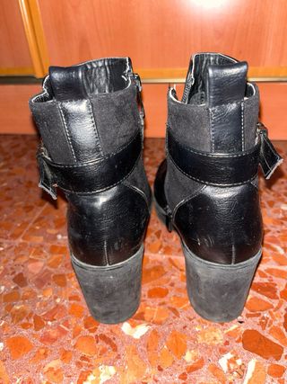 Botines negros con hebilla  Talla 38