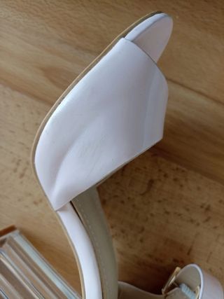 Sandalias de color rosa con tacón transparente